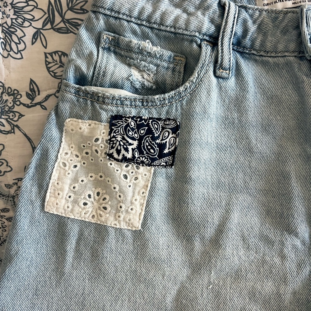 Hollister Women's Light Blue Jean Shorts with Patchwork Size 1 W 25 100% Cotton - Picture 2 of 5